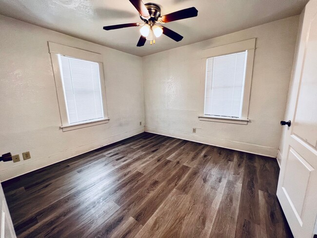 Building Photo - Spacious Cute one bedroom a block from the...