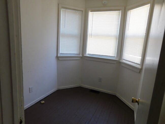 Building Photo - Private Entry First Floor Apartment