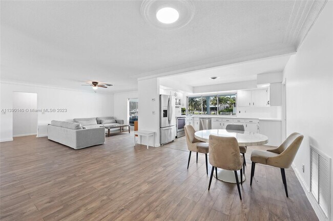 Building Photo - 425 Tamarind Dr