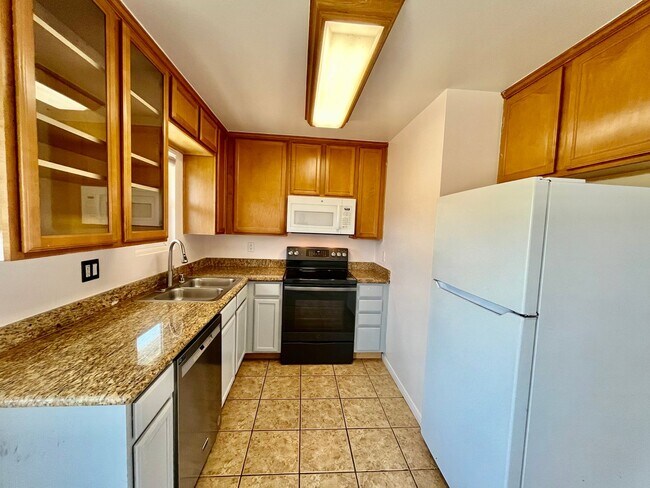 Foto del edificio - Beautiful 3B 2BA Condo in College Grove