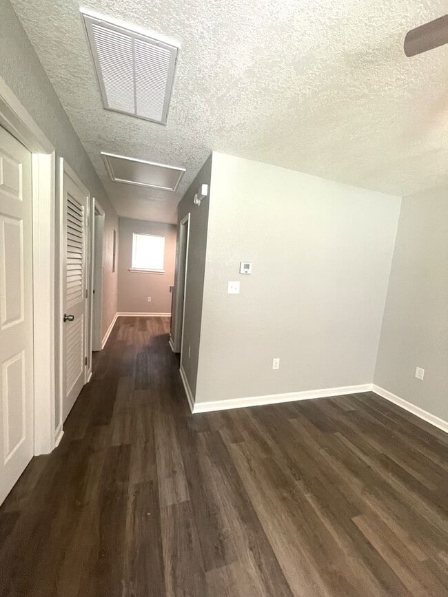 Building Photo - Stunning remodeled 2 bedroom duplex home 1...