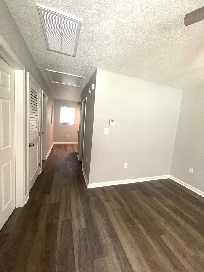 Foto del edificio - Stunning remodeled 2 bedroom duplex home 1...