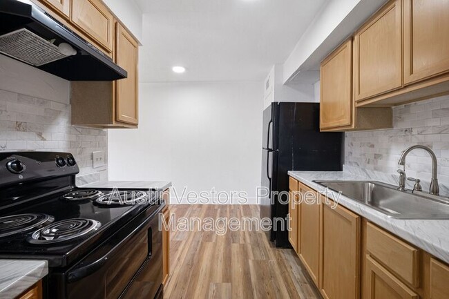 Building Photo - 2217 Mission Hill Dr