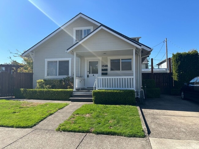 Large 2 bedroom, 2 full bathroom home in Eugene! - Large 2 bedroom, 2 full bathroom home in Eugene!