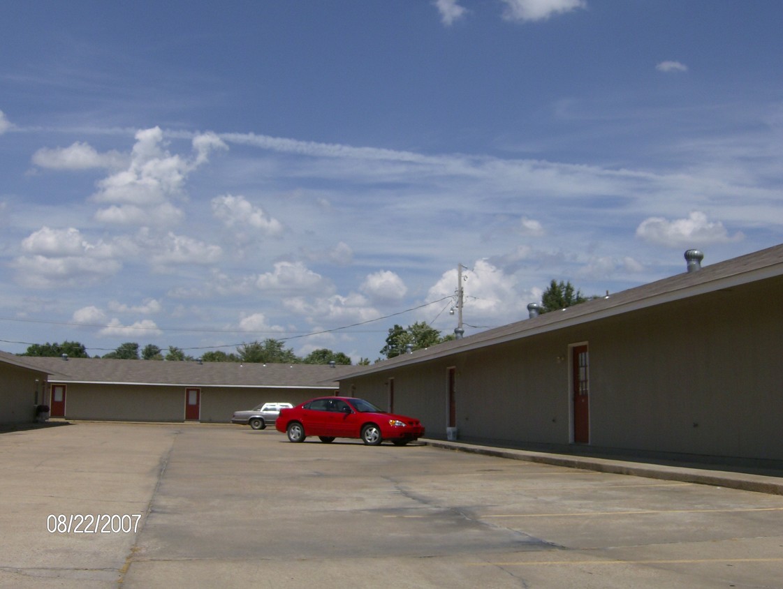 Primary Photo - Maple Leaf Apartments