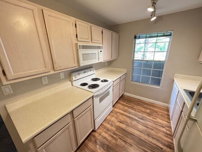 Foto del edificio - Cozy 1Bed/1Bath 2nd floor Condo in Henderson!  MOVE IN SPECIAL- $300 OFF FIRST MONTHS RENT!