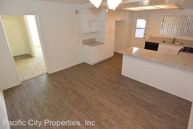 Building Photo - 7841 Ellis Ave