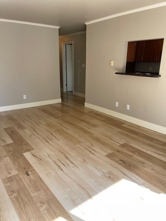 Building Photo - Location, Location!! Spacious Condo on Low...