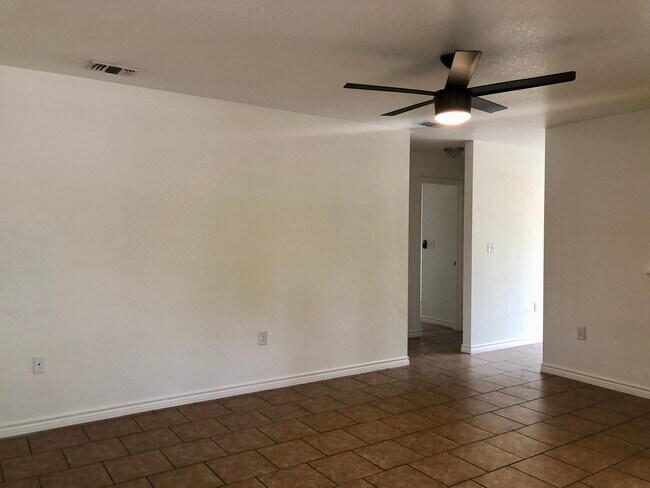 Living Room - 112 N Avenue O