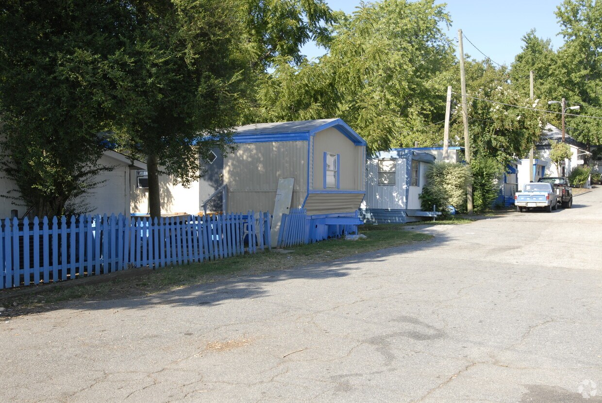 Building Photo - 290 Clay Dr SE