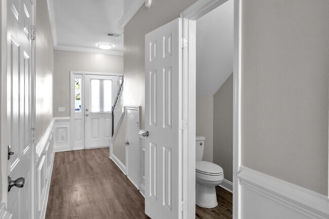 Foto del edificio - Spacious 3 bedroom 2.5 bath Townhome with 1 car garage