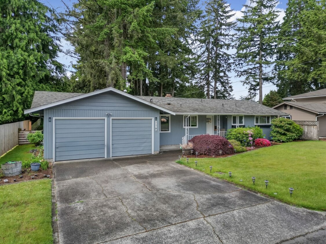 Primary Photo - AVAILABLE NOW! RAMBLER W/HUGE FENCED BACK ...