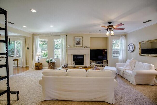 Foto del edificio - Immaculate Modern Townhouse in Sought-Afte...
