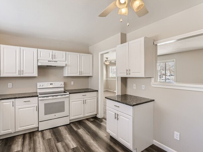 Building Photo - Evolve Real Estate: Spacious 3 Bedroom + 2...