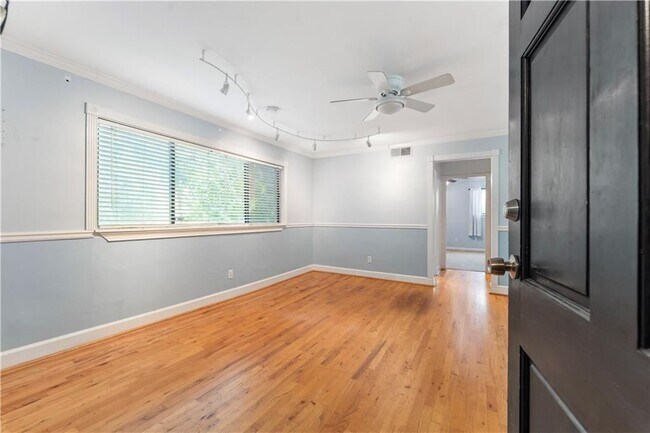 Building Photo - 870 Glendale Terrace NE