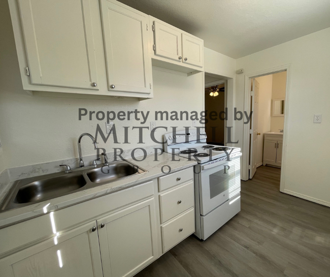 Building Photo - Adorable 1 bedroom 1 bath back house in a ...