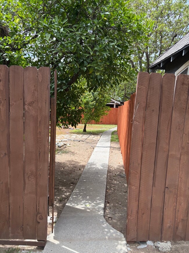 Foto del edificio - 158 N Canyon Blvd