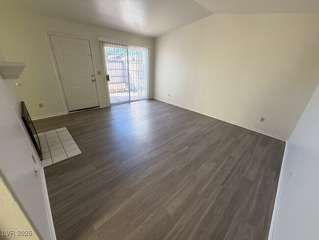 Foto del edificio - 275 N Lamb Blvd