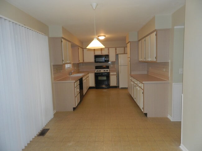 Building Photo - 980 W Briarcliff Rd