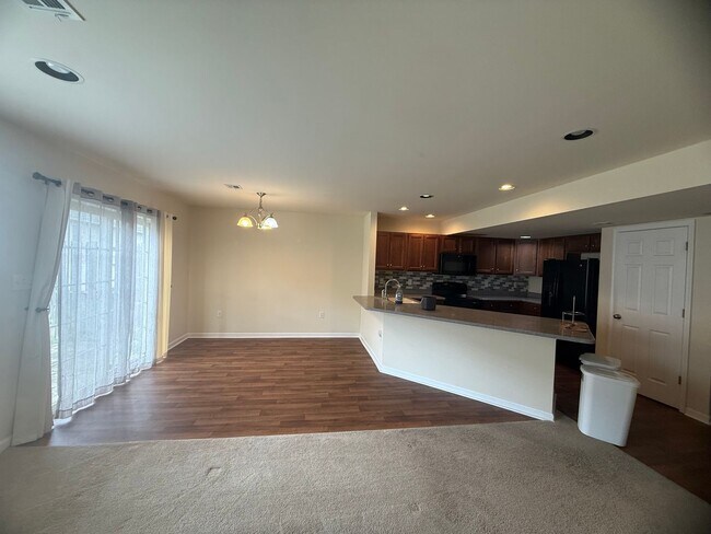 Foto del edificio - FOR RENT-Available Now! 3 Bed / 2.5 Bath Town-home