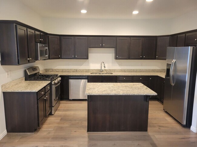 Building Photo - GORGEOUS Townhome!!