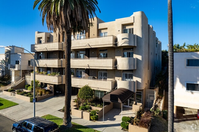 Building Photo - 4943 Rosewood Ave