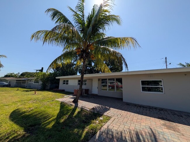 Spacious 3BR Rental with Outdoor Living Space - Spacious 3BR Rental with Outdoor Living Space House