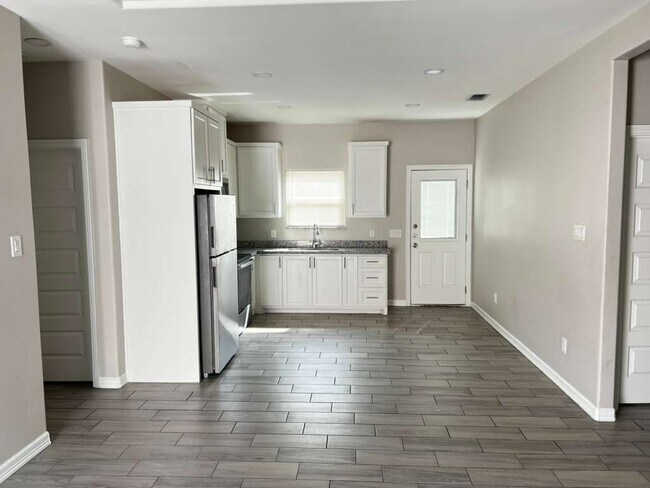 Foto del edificio - 822 N Blair Ave