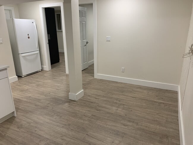 Building Photo - 4994-4207 207 St