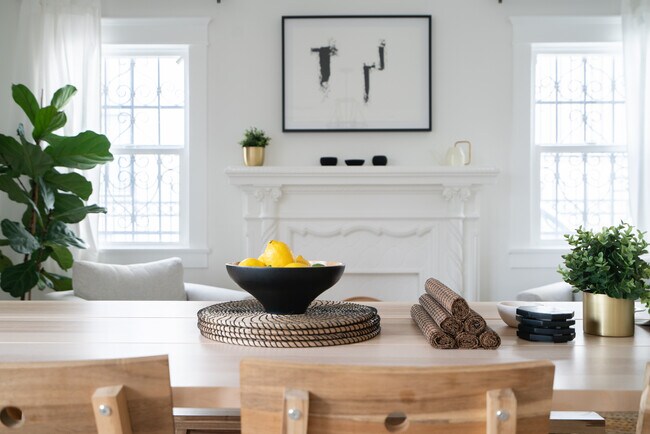 Building Photo - 1146 S Mullen Ave