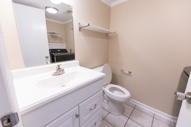 Foto del edificio - Charming 2 BD, 2.5 BA Townhome w/ a Community Pool in a Prime Winston Location