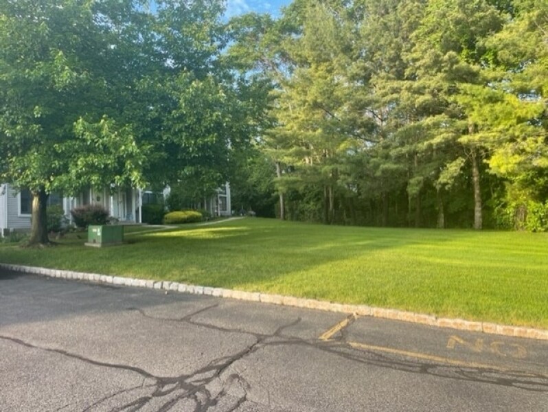 Foto del edificio - 102 Burlington Ct