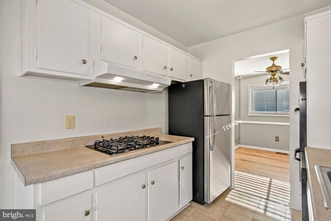 Foto del edificio - 8319 Cottage St