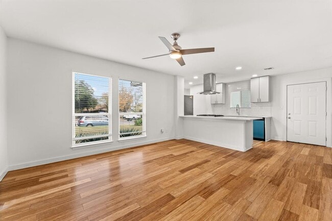 Building Photo - 305 White Oak Dr