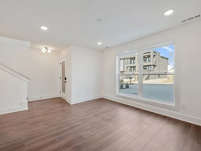 Foto del edificio - "Spacious 4-Bed Townhouse Oasis in Nashville – 2,500 Sq. Ft. of Modern Comfort!"