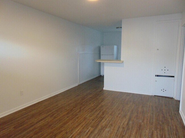 Building Photo - 3409 Quaker Ave