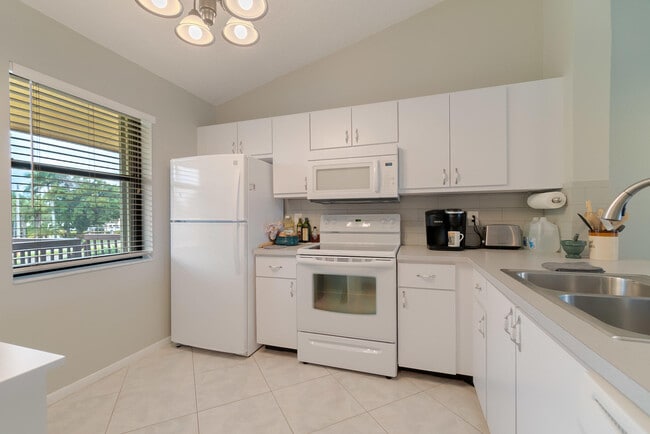 Foto del edificio - 4654 Lucerne Lakes Blvd E