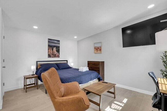 Estudio - 3611 Monroe Ave