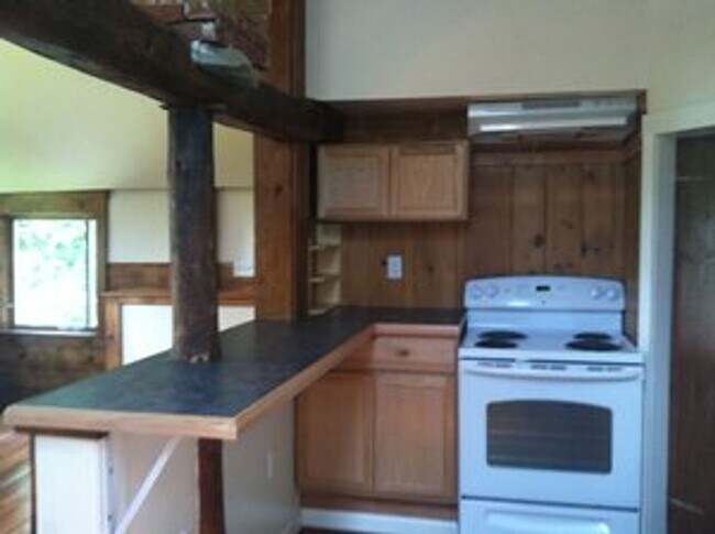 Building Photo - 3 Bedroom unit in North Amherst