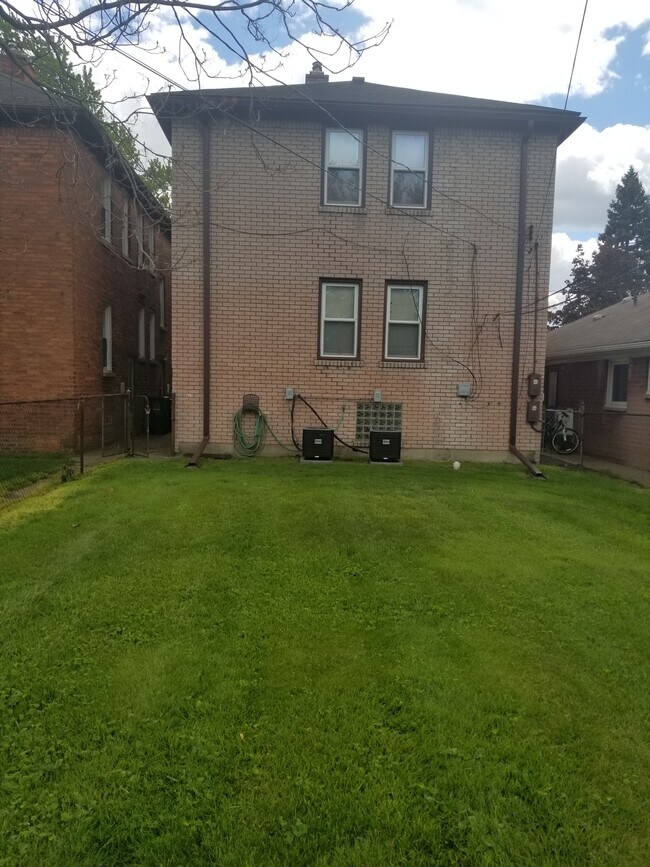 fenced in yard - 339 E Breckenridge St