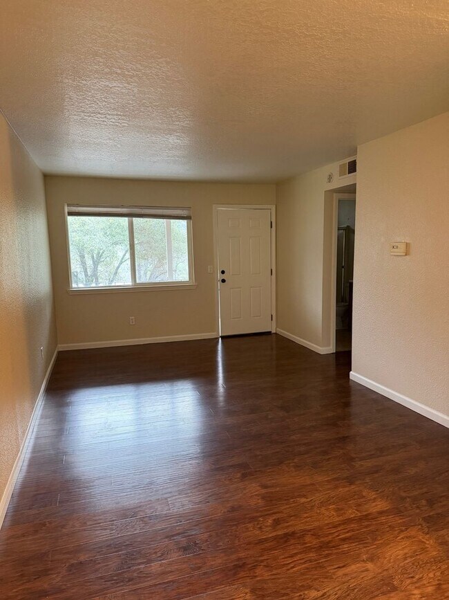 Foto del edificio - AVAILABLE NOW!!  Adorable Unit Near Downtown Sonora!  Newly Painted Throughout!