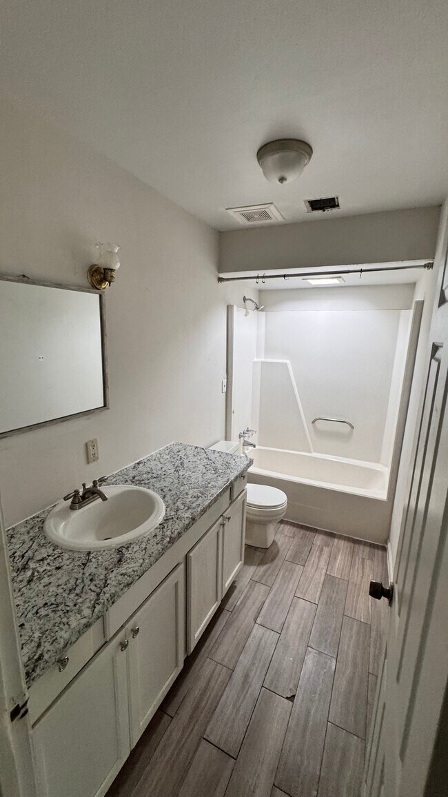 Foto del edificio - 3327 Robinhood Dr