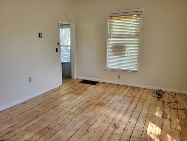 Foto del edificio - 688 W Tompkins St