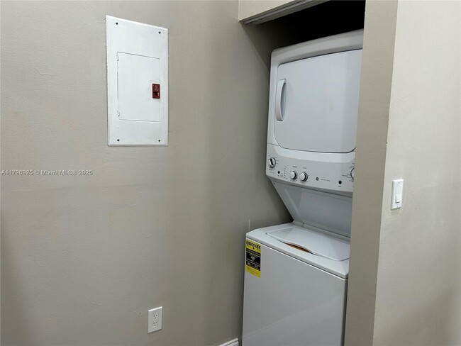 Building Photo - 7525 SW 153rd Pl