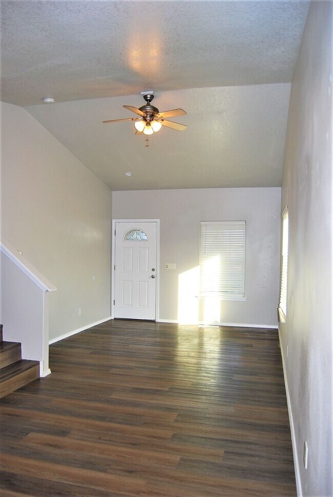Building Photo - 4 bedroom 2.5 Bath NE Salem OR