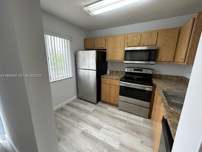 Foto del edificio - 8600 N Sherman Cir