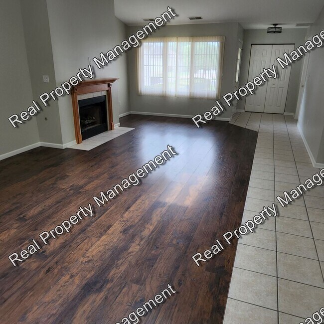 Foto del edificio - Three Bedroom Crown Point Duplex