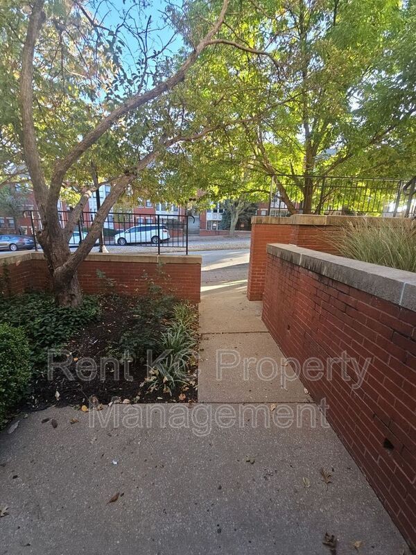 Building Photo - 530 W 10th St