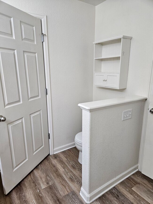 Foto del edificio - Amazing price amazing location 2 bdrm Cond...