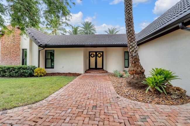 Building Photo - 13400 N Calusa Club Dr